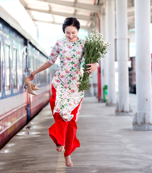 Những mẫu áo dài Tết có quot;sức mạnh diệu kỳquot; khiến mẹ và con gái trẻ như hai chị em - 8