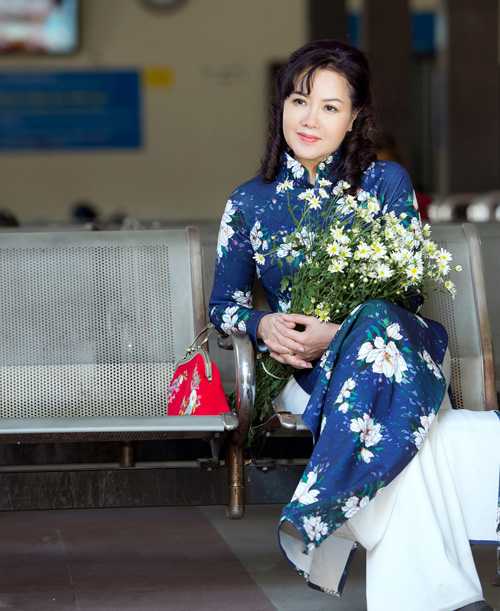 Những mẫu áo dài Tết có quot;sức mạnh diệu kỳquot; khiến mẹ và con gái trẻ như hai chị em - 12