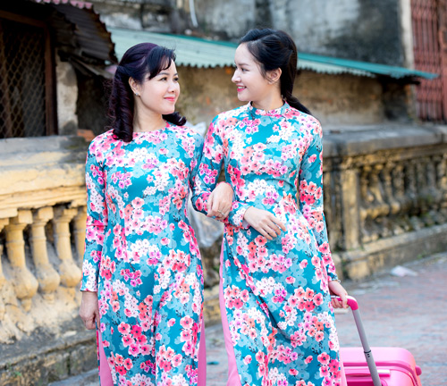 Những mẫu áo dài Tết có quot;sức mạnh diệu kỳquot; khiến mẹ và con gái trẻ như hai chị em - 14