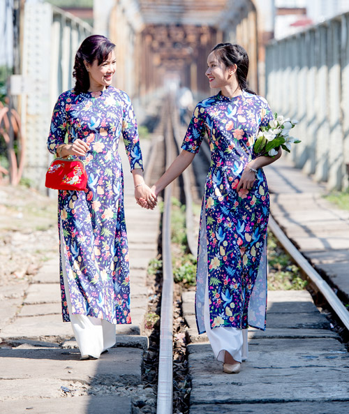 Những mẫu áo dài Tết có quot;sức mạnh diệu kỳquot; khiến mẹ và con gái trẻ như hai chị em - 16