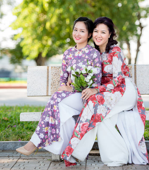 Những mẫu áo dài Tết có quot;sức mạnh diệu kỳquot; khiến mẹ và con gái trẻ như hai chị em - 18