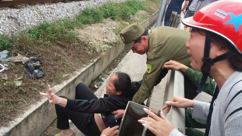 Vợ khóc ngất bên thi thể của chồng sau khi bị tàu hỏa kéo lê - 1