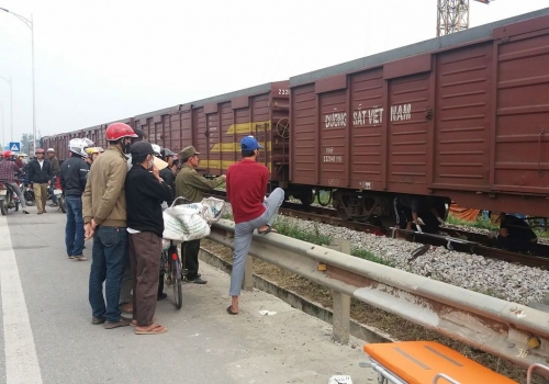 Vợ khóc ngất bên thi thể của chồng sau khi bị tàu hỏa kéo lê - 2