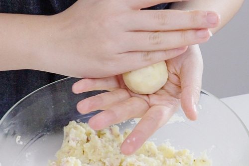 Phát cuồng với khoai tây bọc phô mai chiên giòn ngoài, trong tan chảy - 5