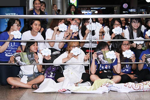 Yesung (Super Junior) đội mũ, bịt mặt vượt vòng vây hàng trăm fan Việt - 3