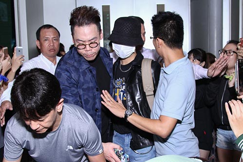 Yesung (Super Junior) đội mũ, bịt mặt vượt vòng vây hàng trăm fan Việt - 7