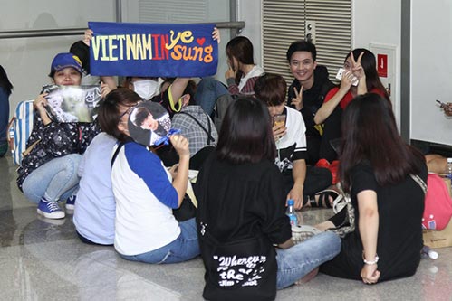 Yesung (Super Junior) đội mũ, bịt mặt vượt vòng vây hàng trăm fan Việt - 2