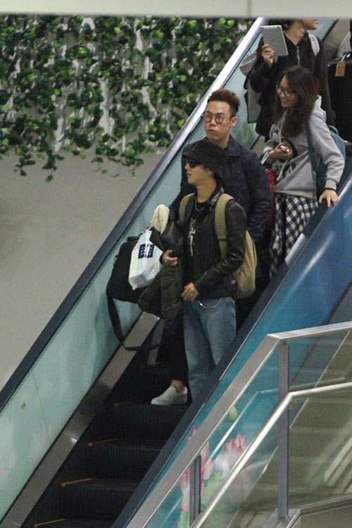 Yesung (Super Junior) đội mũ, bịt mặt vượt vòng vây hàng trăm fan Việt - 1
