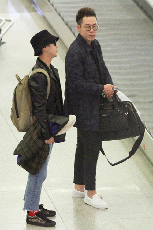 Yesung (Super Junior) đội mũ, bịt mặt vượt vòng vây hàng trăm fan Việt - 4