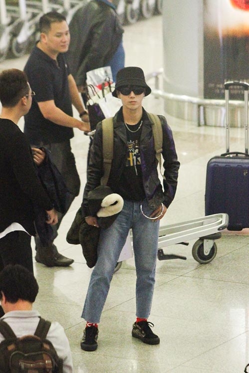 Yesung (Super Junior) đội mũ, bịt mặt vượt vòng vây hàng trăm fan Việt - 6