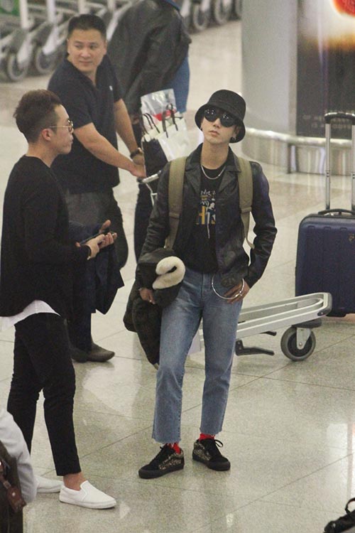 Yesung (Super Junior) đội mũ, bịt mặt vượt vòng vây hàng trăm fan Việt - 5