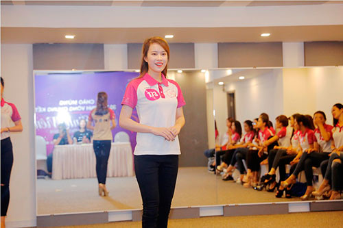 Võ Hoàng Yến eo thon, xinh đẹp, trẻ trung khi làm amp;#34;cô giáoamp;#34; - 9