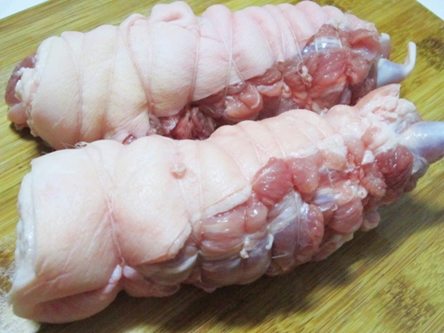 Tuyệt chiêu luộc chân giò thịt trắng, ngon, da luôn giòn sần sật - 1