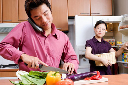Nhà có giỗ, chồng tự tay rửa hết 10 mâm bát cho vợ, ai được như tôi? - 1