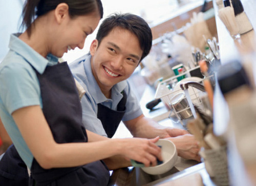 Nhà có giỗ, chồng tự tay rửa hết 10 mâm bát cho vợ, ai được như tôi? - 2