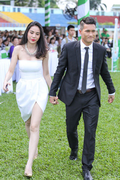 Công Vinh - Thủy Tiên: Cặp đôi đi đến đâu hàng hiệu xuất hiện đến đó - 10