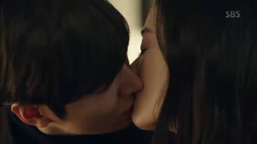 Huyền thoại biển xanh tập 9: Lee Min Ho khẳng định amp;#34;chủ quyềnamp;#34; bằng nụ hôn với Jeon Ji Hyun - 2