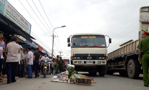 Nữ sinh tử vong sau tai nạn, bố mẹ ngã quỵ bên thi thể con - 1
