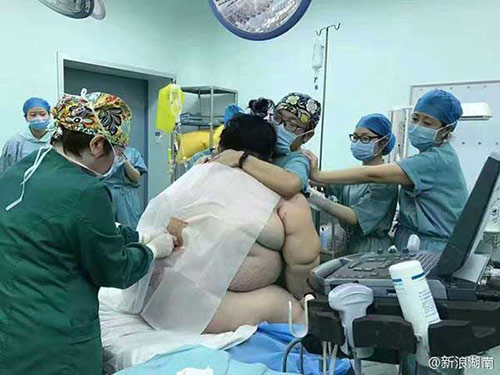 Xúc động xem ca 16 người cùng lao vào đỡ đẻ cho mẹ bầu 140kg - 1