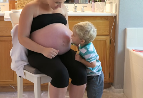 Bị chê là ngớ ngẩn nhưng ai cũng ngỡ ngàng khi mẹ bầu 9 tháng làm việc này - 1