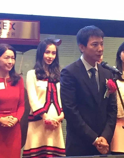 Bụng bầu tròn vo, Angelababy vẫn tự tin diện váy bó, đi giày cao gót - 2