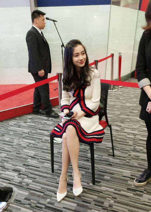 Bụng bầu tròn vo, Angelababy vẫn tự tin diện váy bó, đi giày cao gót - 4