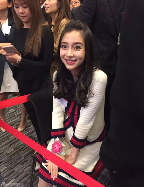Bụng bầu tròn vo, Angelababy vẫn tự tin diện váy bó, đi giày cao gót - 5