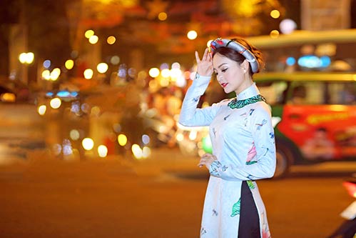 Lan Phương đẹp ngọt ngào, ngẫu hứng dạo phố Sài thành với các em nhỏ - 1