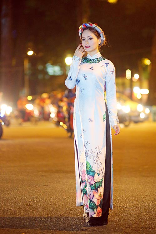 Lan Phương đẹp ngọt ngào, ngẫu hứng dạo phố Sài thành với các em nhỏ - 2