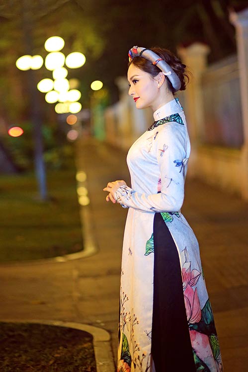 Lan Phương đẹp ngọt ngào, ngẫu hứng dạo phố Sài thành với các em nhỏ - 9