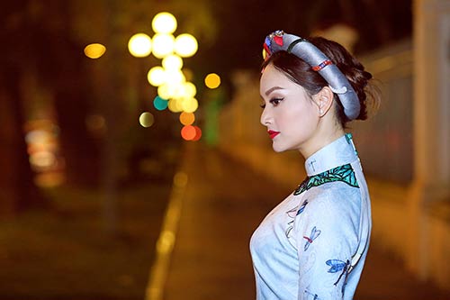 Lan Phương đẹp ngọt ngào, ngẫu hứng dạo phố Sài thành với các em nhỏ - 8