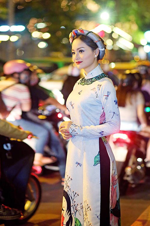 Lan Phương đẹp ngọt ngào, ngẫu hứng dạo phố Sài thành với các em nhỏ - 7