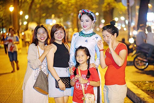 Lan Phương đẹp ngọt ngào, ngẫu hứng dạo phố Sài thành với các em nhỏ - 3