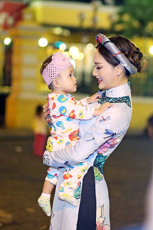 Lan Phương đẹp ngọt ngào, ngẫu hứng dạo phố Sài thành với các em nhỏ - 4