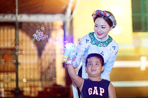 Lan Phương đẹp ngọt ngào, ngẫu hứng dạo phố Sài thành với các em nhỏ - 5