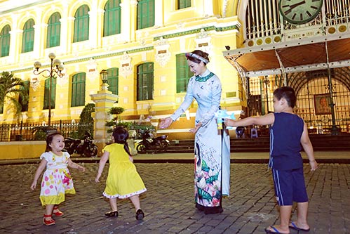 Lan Phương đẹp ngọt ngào, ngẫu hứng dạo phố Sài thành với các em nhỏ - 6