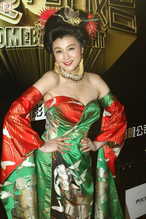 Hoa hậu Nhật Bản 45 tuổi vẫn diện kimono gợi cảm như thiếu nữ - 2