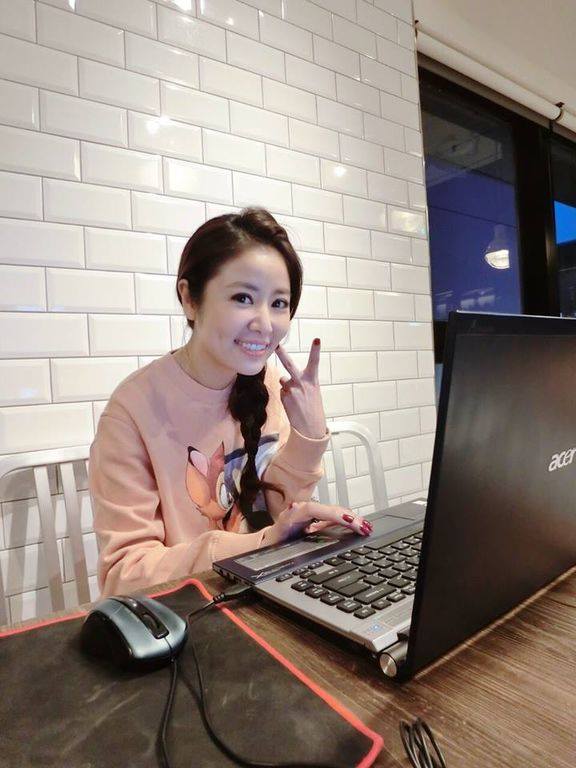 Khoe áo em bé sắp chào đời, fan Lâm Tâm Như thắc mắc là con trai hay con gái - 1
