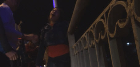 Vợ giận chồng định nhảy cầu tự tử, con trai 3 tuổi túm chân mẹ gào khóc - 3