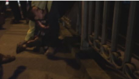 Vợ giận chồng định nhảy cầu tự tử, con trai 3 tuổi túm chân mẹ gào khóc - 1