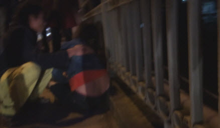 Vợ giận chồng định nhảy cầu tự tử, con trai 3 tuổi túm chân mẹ gào khóc - 4