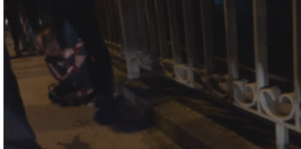 Vợ giận chồng định nhảy cầu tự tử, con trai 3 tuổi túm chân mẹ gào khóc - 2