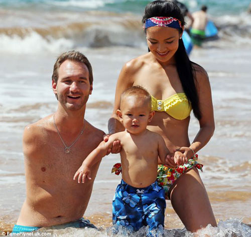 Không ngờ sau khi sinh 1 năm, con trai Nick Vujicic đã lớn và đáng yêu đến thế này - 12