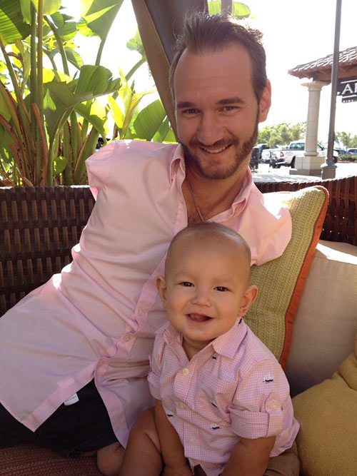 Không ngờ sau khi sinh 1 năm, con trai Nick Vujicic đã lớn và đáng yêu đến thế này - 14