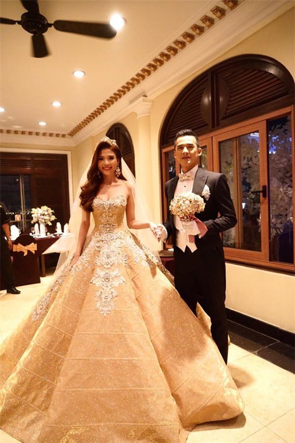 Những bộ váy cưới đẹp nhất của cô dâu sao Việt