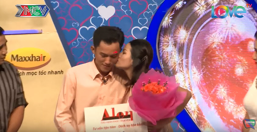 Chàng trai 30 năm chưa yêu ai sướng ngất ngây khi lần đầu được hôn gái - 5