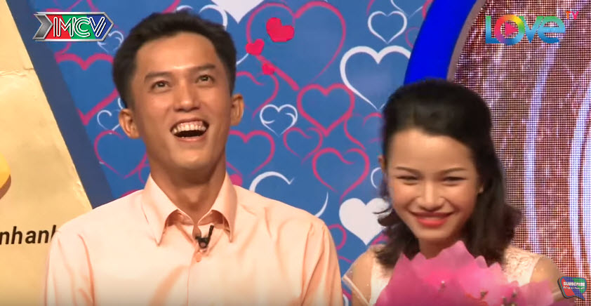 Chàng trai 30 năm chưa yêu ai sướng ngất ngây khi lần đầu được hôn gái - 6