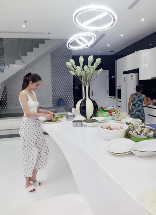 Góc bếp của 3 cô nàng nổi tiếng tưởng như không biết nấu nướng trông thế nào? - 11