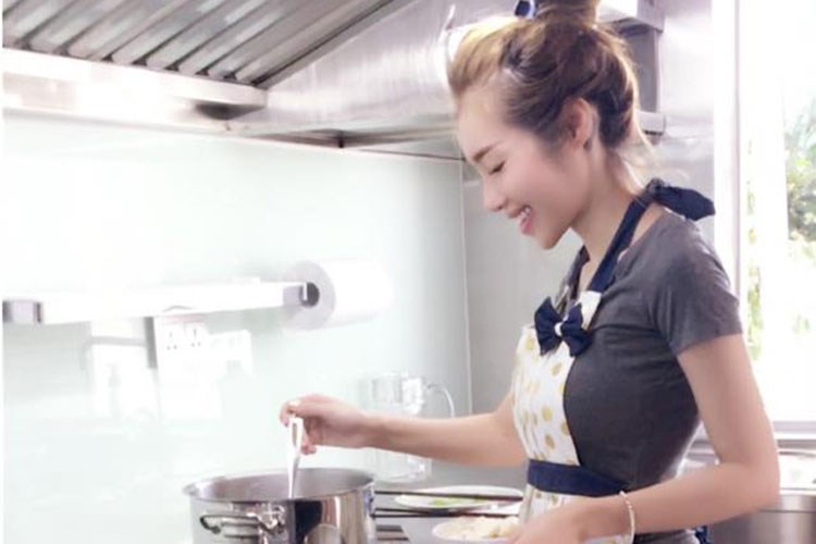 Góc bếp của 3 cô nàng nổi tiếng tưởng như không biết nấu nướng trông thế nào? - 1