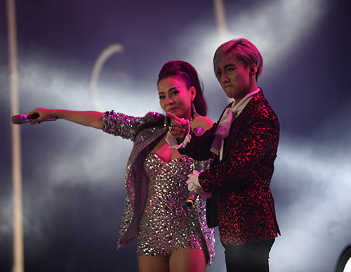 Thu Minh - Sơn Tùng lần đầu đứng chung sân khấu, thân thiết như chị em - 2